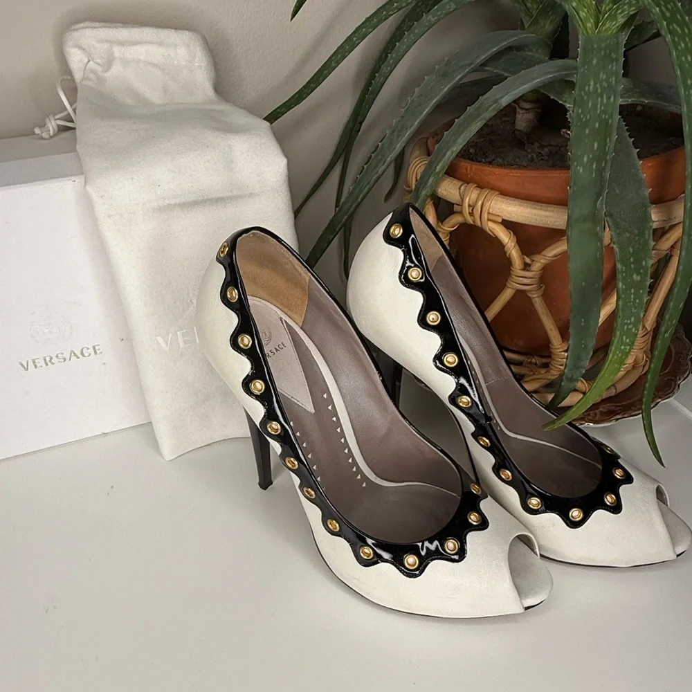 Versace White Nappa Leather Peep Toe Heels 39 Black Patent Gold Pumps DSL531R - Picture 11 of 15